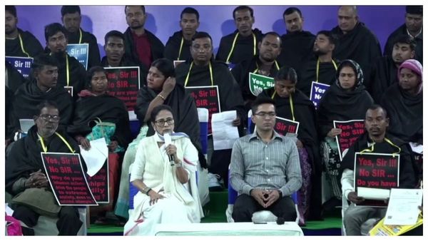 এসআইআর প্রক্রিয়া নিয়ে প্রশ্নের ঝড়, নিউ বঙ্গভবনে সাংবাদিক বৈঠকে নির্বাচন কমিশনের বিরুদ্ধে মুখ খুললেন মমতা