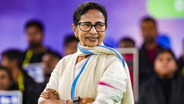 কাল সুপ্রিম কোর্টে এসআইআর সংক্রান্ত একাধিক মামলার শুনানি, থাকতে পারেন 'আইনজীবী' মমতা