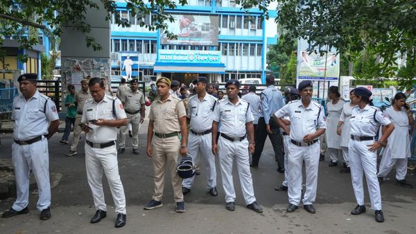 বেতন বৃদ্ধির দাবিতে বিক্ষোভ পার্শ্বশিক্ষকদের, পুলিশের সঙ্গে ধস্তাধস্তি