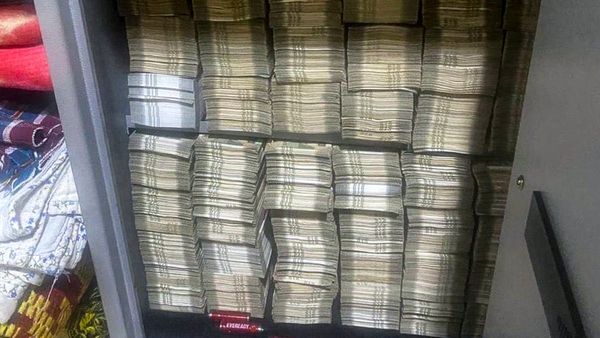 সুবিধা পাইয়ে দেওয়ার নামে লেনদেন! হাতেনাতে গ্রেফতার ডেপুটি ডিরেক্টর, উদ্ধার নগদ টাকা, গয়না