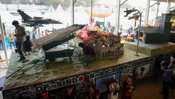 বাদ গেল না প্রতিরক্ষা খাতও! আধুনিকীকরণে বিনিয়োগ বাড়াল সরকার, বাজেটে বড় ঘোষণা করল কেন্দ্র