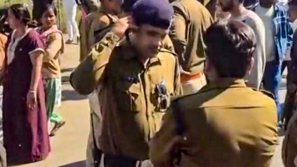 'ঘুষ না দিলে সৎ কর্মীদের উপরে...'! কন্ট্রোল রুমে ঢুকে আত্মঘাতী পুলিশের হেড কনস্টেবল, কী লেখা সুইসাইড নোটে?