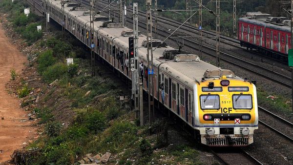 রেলযাত্রীদের জন্য স্বস্তি! এই ট্রেনগুলির ভাড়া কমছে, কোন মাস থেকে? টিকিট কাটার আগে বিস্তারিত জেনে নিন