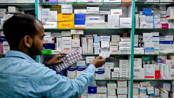 ক্যানসার রোগীদের বড় স্বস্তি! কমছে ১৭টি জরুরি ওষুধের দাম, সম্পূর্ণ তালিকাটি দেখে নিন