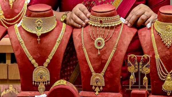 বাজেটের পরেই ধস! দেশের বাজারে কমল সোনা এবং রুপোর দাম, কত হল? জেনে নিন