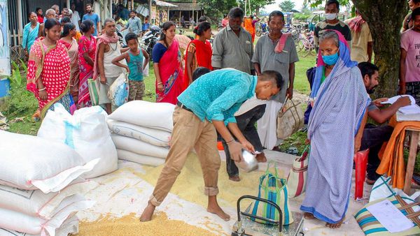 দুয়ারে রেশনের সাথেই মিলছে 'উন্নয়নের পাঁচালি'! বই বিলি ঘিরে শুরু রাজনৈতিক তরজা