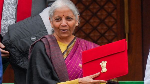 ব্রেকিং: নবম বার বাজেট পেশ কেন্দ্রীয় অর্থমন্ত্রী নির্মলা সীতারামনের, দেশের অর্থনীতি নিয়ে কী বললেন তিনি?