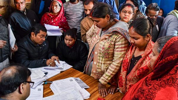 SIR-এ বড় স্বস্তি রাজ্যের! 'চূড়ান্ত সিদ্ধান্ত নেবেন ERO-রা', ভোটার তালিকা নিয়ে সুপ্রিম কোর্টের স্পষ্ট বার্তা
