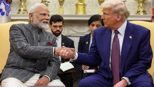 ভারত-মার্কিন বাণিজ্য চুক্তিতে বড় বদল! বিমান থেকে ওষুধ, কোন পণ্যে শুল্ক কমছে ও কোন পণ্য আগের মতো থাকবে? জানুন