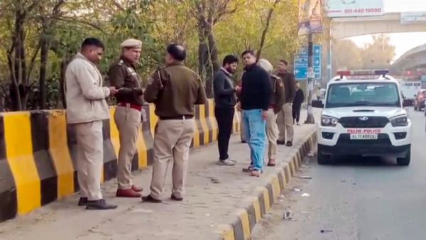 একের পর এক স্কুলে বোমাতঙ্ক! তদন্তে নেমেছে দিল্লি পুলিশ, শুরু তল্লাশি, ইমেলে হুমকি ঘিরে চাঞ্চল্য ছড়িয়েছে