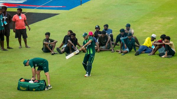 পাকিস্তান ডাগআউটে সর্পদেবতার আবির্ভাব! মহারণের আগে হইচই কলম্বোয়