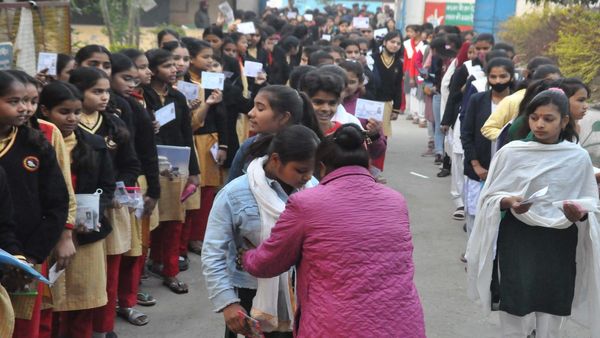 আজ থেকে শুরু মাধ্যমিক! রাজ্য জুড়ে চলছে জোরদার আয়োজন, কোনও সমস্যায় পড়লে কোন নম্বরে ফোন করবেন? জেনে নিন