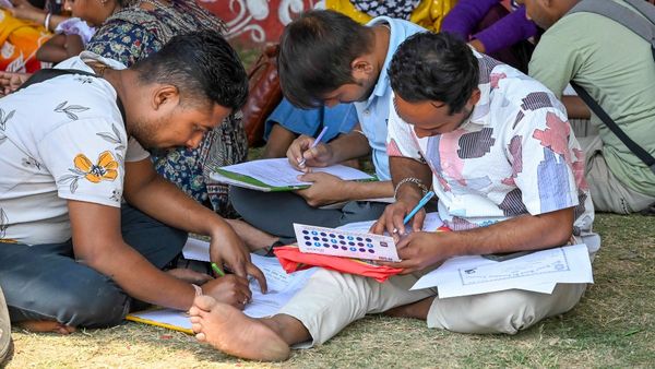 যুবসাথী প্রকল্পে আবেদন করেছেন? আপনার নাম উঠেছে তো? ঘরে বসেই ধাপে ধাপে চেক করে নিন স্টেটাস, রইল পদ্ধতি