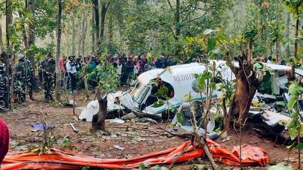 ফের বিমান দুর্ঘটনা! ঝাড়খণ্ডে ভেঙে পড়ল এয়ার অ্যাম্বুলেন্স, মৃত্যু ৭ জনের