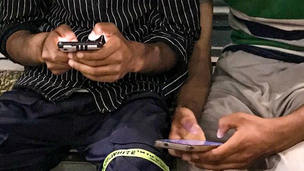 সমাজমাধ্যম কড়াকড়ি হচ্ছে ভারতেও? বয়সভিত্তিক নিষেধাজ্ঞা নিয়ে ভাবছে কেন্দ্র, কী জানালেন কেন্দ্রীয় তথ্যমন্ত্রী