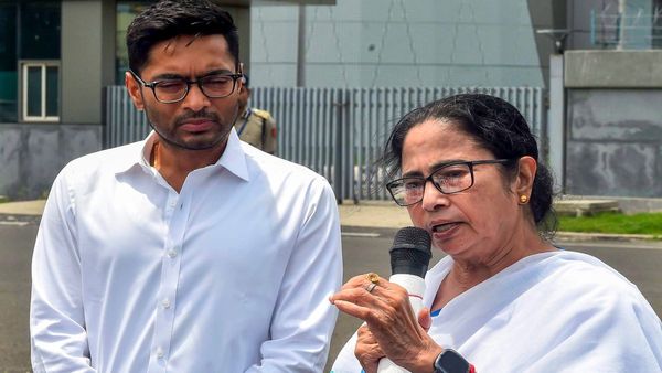 'মিথ্যার জঞ্জাল' কেন্দ্রীয় বাজেট! পশ্চিমবঙ্গকে বঞ্চনা করছে কেন্দ্র, তোপ মমতা-অভিষেকের