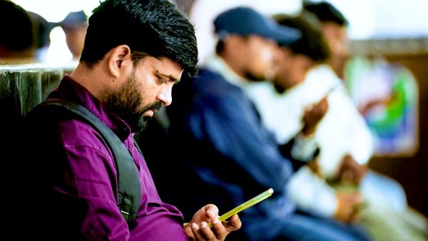 হঠাৎ করে মোবাইলে 'এই অ্যালার্ট'! ক্লিক করছেন? কী লেখা তাতে? কেন এই সতর্কবার্তা? জানুন