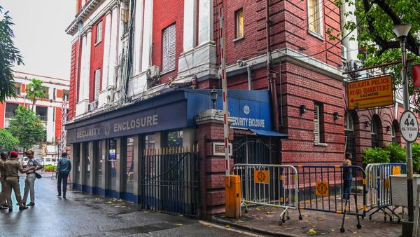 ব্যক্তিগত পোস্টেও সতর্কতা! সোশাল মিডিয়ায় কড়া নিয়ন্ত্রণ, কাদের জন্য কঠোর নির্দেশিকা জারি করল লালবাজার? জানুন