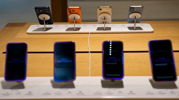 সাবধান! নিমেষে গায়েব হচ্ছে ব্যাঙ্ক ব্যালেন্স, কারণ আপনার পুরনো ফোন, জানেন কী ঘটাচ্ছে হ্যাকাররা?