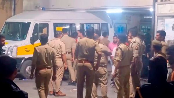 শিক্ষিকাকে যৌন হয়রানি! ঠোঁট কেটে দিল পড়ুয়া, দ্বাদশ শ্রেণির ছাত্রের হামলায় গুরুতর আহত শিক্ষিকা, দেখুন