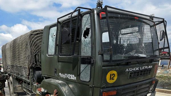 মা উড়ালপুলে ফের দুর্ঘটনা! নিয়ন্ত্রণ হারাল সেনার ট্রাক, আহত দুই জওয়ান