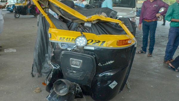 নির্মাণকার্যে গাফিলতি? রাস্তায় ভেঙে পড়ল মেট্রোর পিলার, ভয়াবহ দুর্ঘটনায় ছড়িয়েছে আতঙ্ক, নিহত ১, আহত ৪