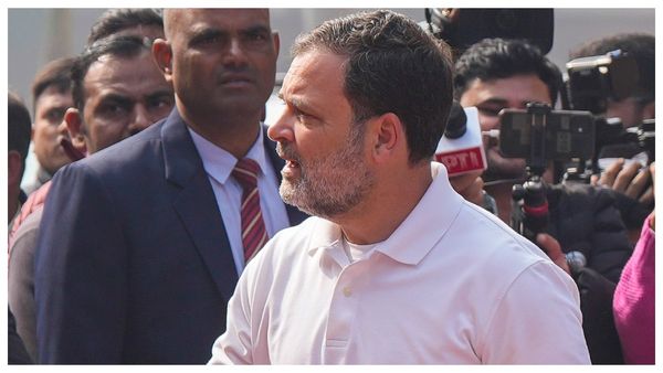 ট্রাম্পের চাপেই কি হঠাৎ বাণিজ্য চুক্তি? সংসদের বাইরে বিস্ফোরক অভিযোগ রাহুল গান্ধীর