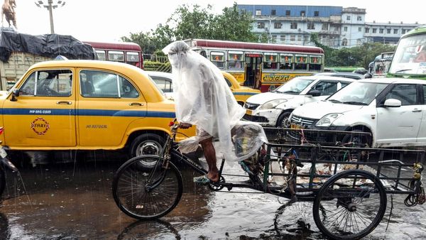 বৃষ্টির রেশ কাটিয়ে সপ্তাহান্তেই বাড়বে গরম, জানাল আবহাওয়া দফতর