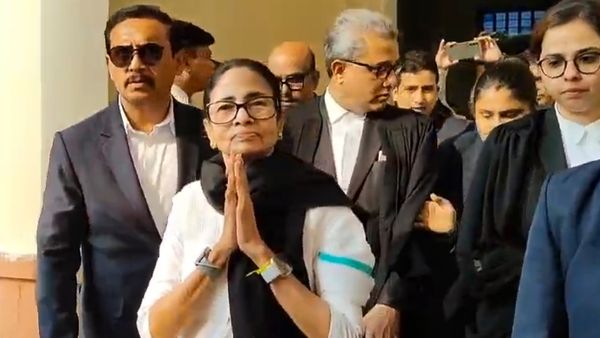 এসআইআর প্রক্রিয়া নিয়ে সুপ্রিম কোর্টের গুরুত্বপূর্ণ নির্দেশ, স্বাগত জানাল তৃণমূল