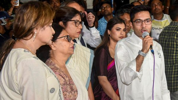 কমিশনের দফতরে গিয়ে চাঞ্চল্যকর অভিযোগ অভিষেকের, ফর্ম ৬ বিপুল সংখ্যায় জমা পড়া নিয়ে উদ্বেগ