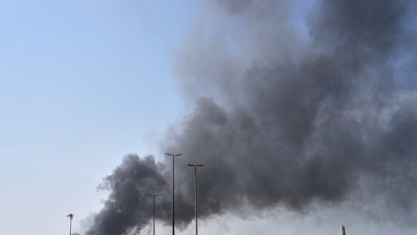 মধ্যপ্রাচ্যে যুদ্ধের আবহ! দুবাইয়ে মার্কিন দূতাবাসে ড্রোন হামলা ইরানের, বাড়ছে বিশ্ব বাণিজ্য সংকটের আশঙ্কা