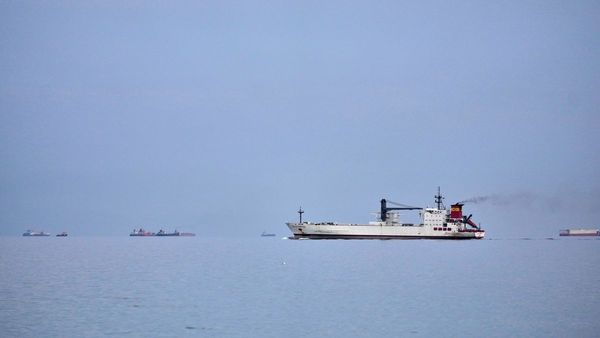 হরমুজ প্রণালী দিয়ে ভারতের তেল ট্যাঙ্কারগুলিকে আনতে 'সেফ প্যাসেজ' দিক ইরান, আলোচনায় বিদেশমন্ত্রক