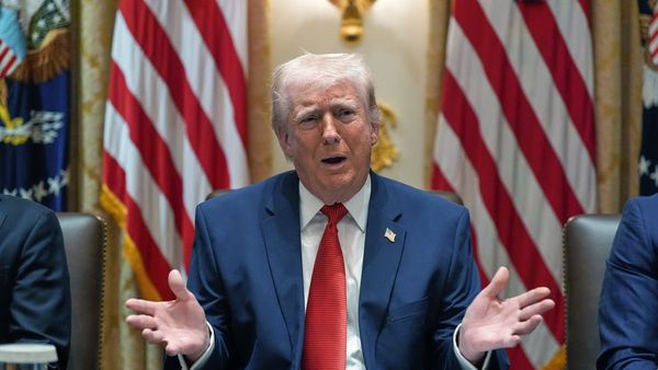 হরমুজ প্রণালী না খুললে তেল ও বিদ্যুৎ কেন্দ্রে হামলা! ইরানকে ডোনাল্ড ট্রাম্পের হুঁশিয়ারি