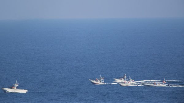 হরমুজ দিয়ে যাওয়ার চেষ্টা করলেই আগুনে পুড়বে জাহাজ! প্রণালী বন্ধ করে কড়া হুঁশিয়ারি তেহরানের