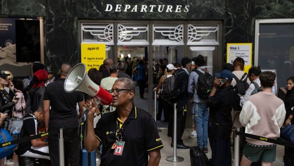 নিউ ইয়র্কের বিমানবন্দরে দুর্ঘটনা! রানওয়েতে নামার পর দমকলের ট্রাকে ধাক্কা, একাধিক আহতের আশঙ্কা, দেখুন ভিডিও