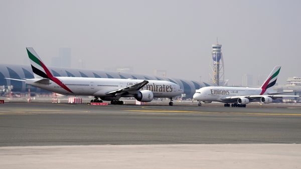 ভোররাতে ড্রোন হামলা! দুবাই বিমানবন্দরের সামনে জ্বালানি ট্যাঙ্কে আগুন, সাময়িক বন্ধ বিমান পরিষেবা