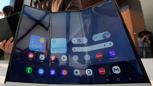 নতুন ফোন চালু করলেই আধার অ্যাপ! কেন্দ্রের প্রস্তাবে আপত্তি বড় টেক সংস্থাগুলির