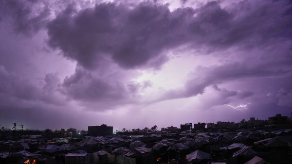 আজ রাজ্যজুড়ে ঝড়বৃষ্টির দাপট! ঘণ্টায় ৪০-৫০ কিমি বেগে হাওয়া, কোথায় কোথায় জারি হলুদ সতর্কতা? জেনে নিন