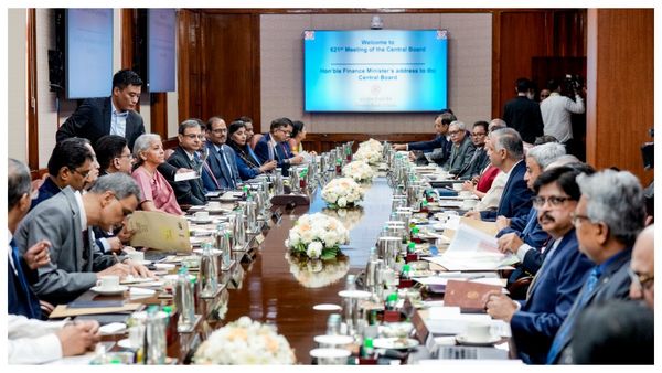 মার্চেই বড় সুখবরের ইঙ্গিত! কেন্দ্রীয় কর্মীদের বাড়বে বেতন? সঙ্গে মিলবে বকেয়াও