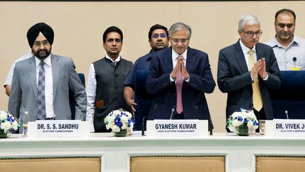 নির্বাচন কমিশনের পদক্ষেপের সমালোচনায় তৃণমূল, স্বাগত জানাল বাম-বিজেপি