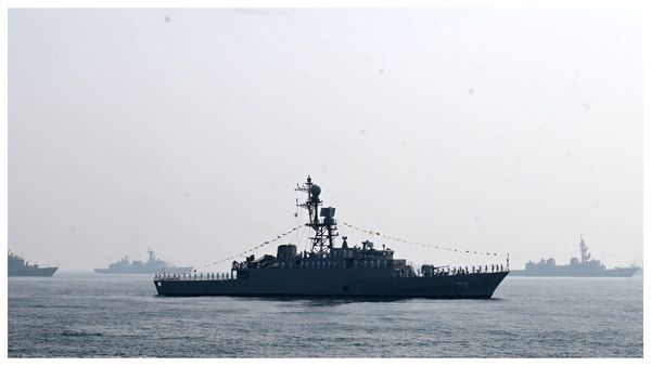 ইরানি যুদ্ধজাহাজ ঘিরে নতুন জল্পনা, শ্রীলঙ্কা উপকূল থেকে ৯ নটিক্যাল মাইল দূরে রণতরী