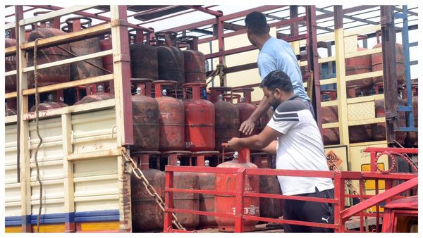 গ্যাসের সঙ্কট ও কালোবাজারি ঠেকাতে কড়া কেন্দ্র, বাড়ছে পাইপ গ্যাসের সরবরাহ