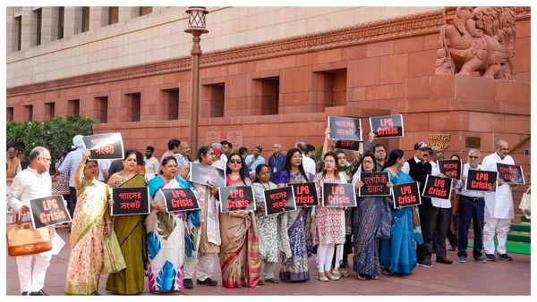 গ্যাস সঙ্কটে বিপর্যস্ত জনজীবন, থমকে মাছ ধরার ট্রলার, সংসদ চত্বরে প্রতিবাদ তৃণমূলের