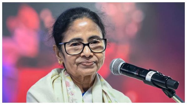 কমিশনের বেঞ্চ আসার আগে রাজ্য উত্তাল, ধর্মতলায় ধর্নায় বসছেন তৃণমূলনেত্রী মমতা