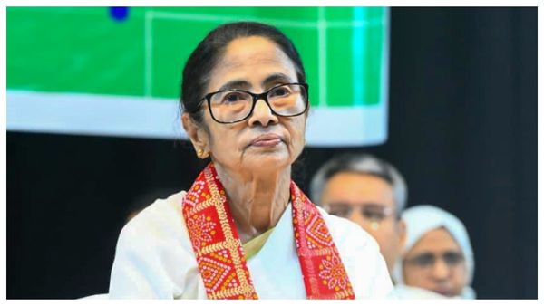 ভোটার তালিকায় ‘অদৃশ্য' নাম! কমিশনকে তোপ দাগলেন মমতা, উত্তরবঙ্গের মঞ্চে চড়ল রাজনৈতিক পারদ