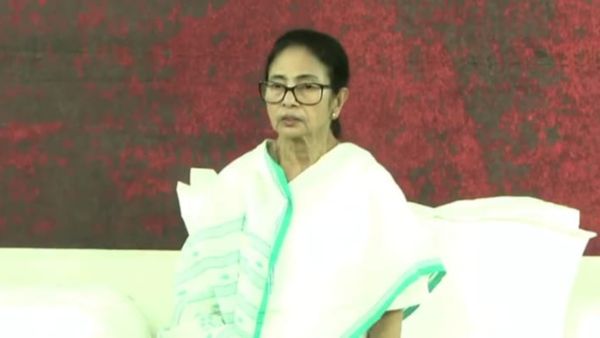 মেট্রো চ্যানেলে ধরনায় মমতা, বিজেপি ও নির্বাচন কমিশনের ষড়যন্ত্র ফাঁস করতে অস্ত্র ভোটার তালিকার 'মৃত'রাই