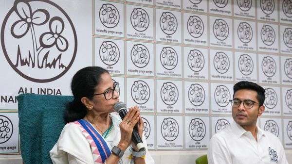 ইদের আগে কেন তড়িঘড়ি বদলি? নির্বাচন কমিশনকে তোপ দেগে প্রশ্ন তুললেন মমতা