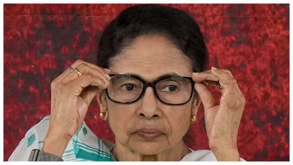 ইস্তেহারেই বড় চমক! ‘মেয়ে' থেকে ‘মা', নতুন স্লোগানে ভোটযুদ্ধে তৃণমূলের বার্তা