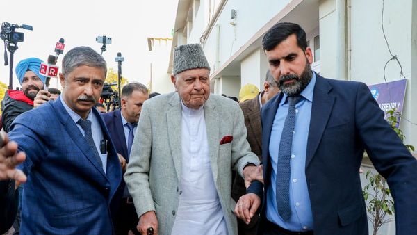 জম্মুতে ফারুক আবদুল্লার উপর প্রাণঘাতী হামলা, অল্পের জন্য বাঁচলেন কাশ্মীরের প্রাক্তন মুখ্যমন্ত্রী