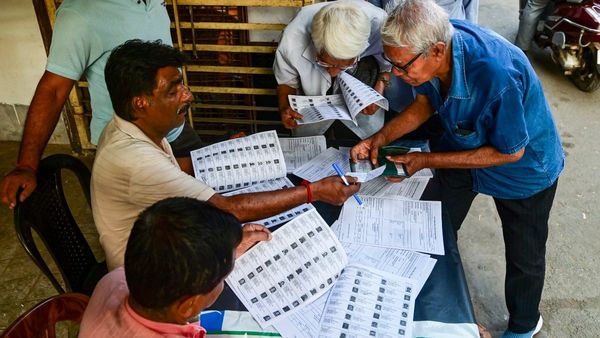 ৬০ লক্ষ নাম এখনও বিবেচনাধীন! তবু অসম্পূর্ণ তালিকা নিয়েই ভোট ঘোষণা? প্রশ্নের মুখে কমিশন